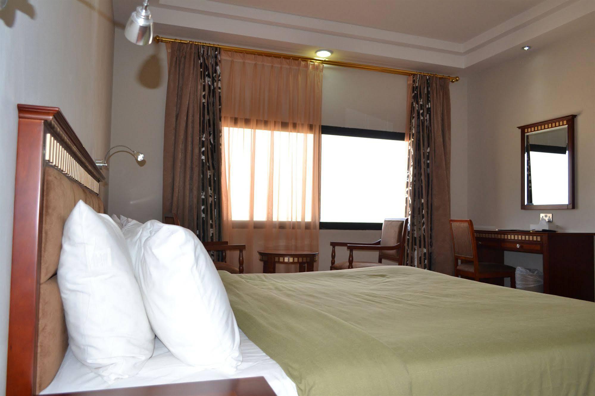 Hamdan Plaza Hotel Salalah, An Htg Hotel Exteriör bild